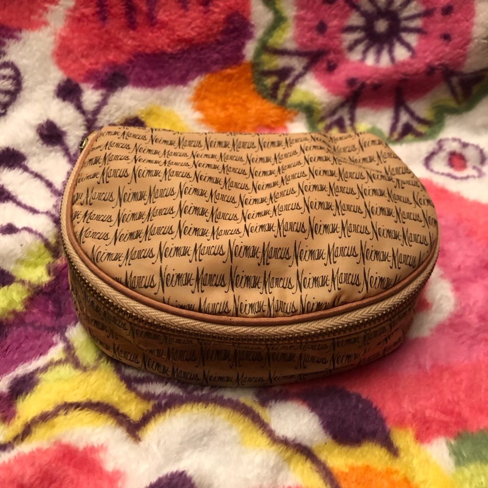 Vintage Neiman Marcus Tan Cosmetic Bag Elegant Organizer - Picture 6 of 6
